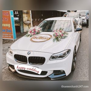 Ảnh: Xe hoa bmw 320i màu trắng hiện đại – luôn nằm trong top thuê xe mùa cưới